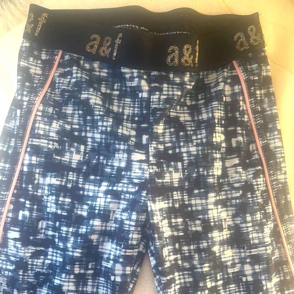 Abercrombie sports leggings navy & white w pink line in sides. Girls size 3/4